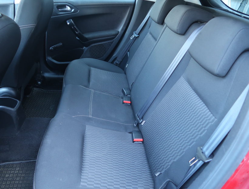 Peugeot 208, 2015