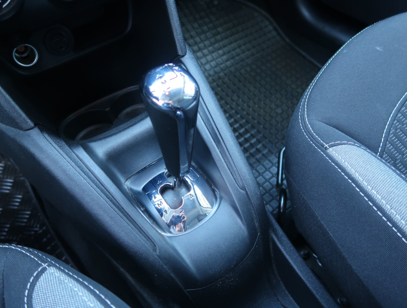 Peugeot 208, 2015