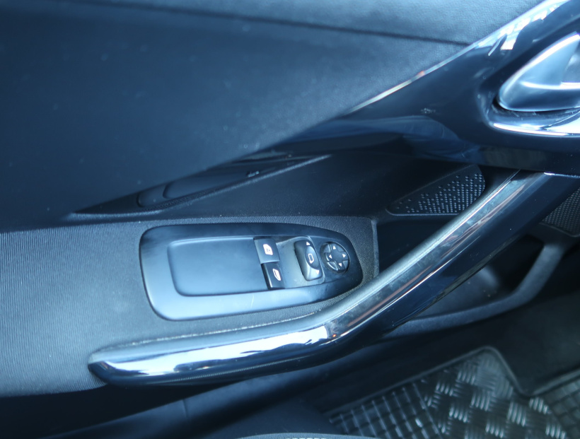 Peugeot 208, 2015