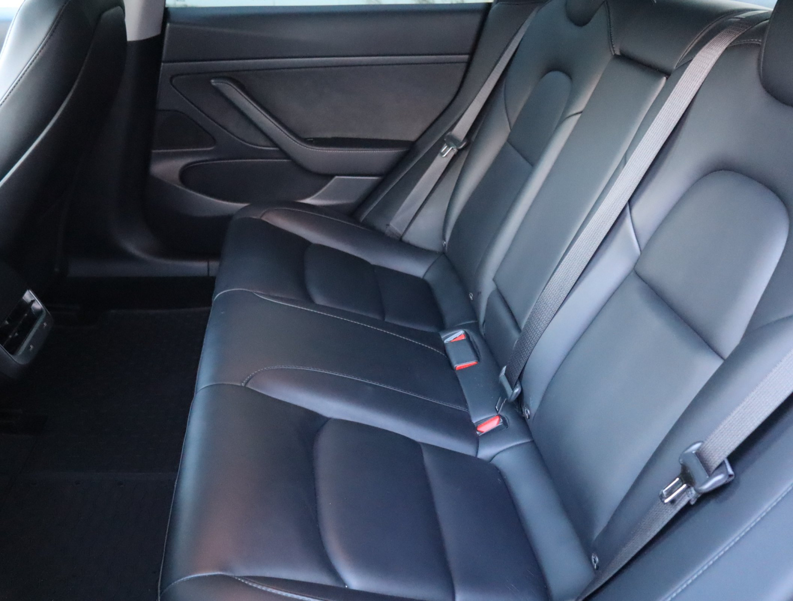Tesla Model 3 Standard Range Plus – fotografie 15