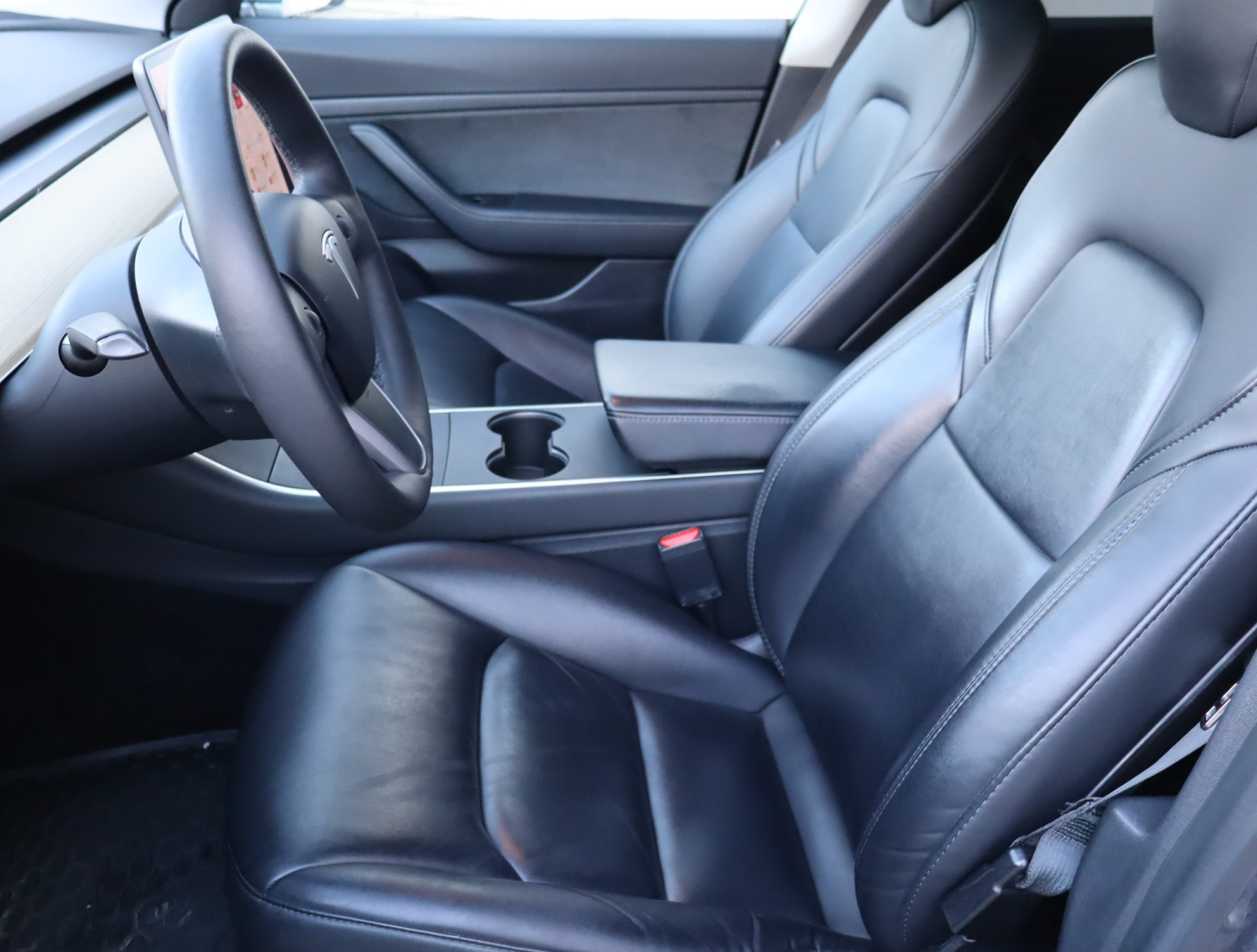 Tesla Model 3 Standard Range Plus – fotografie 16