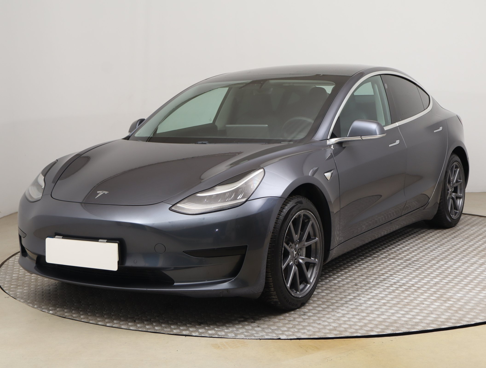 Tesla Model 3 Standard Range Plus – fotografie 3
