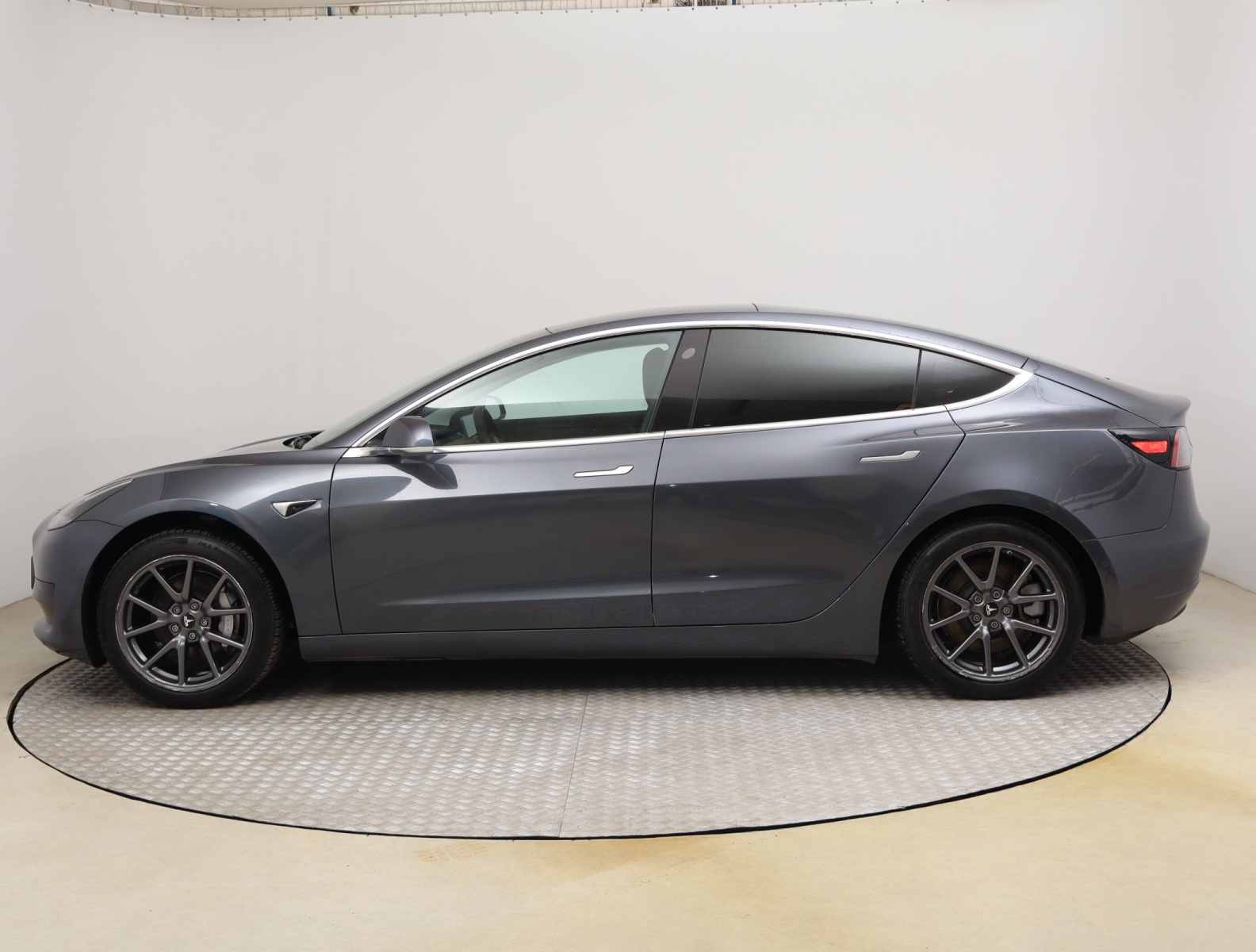 Tesla Model 3 Standard Range Plus – fotografie 4