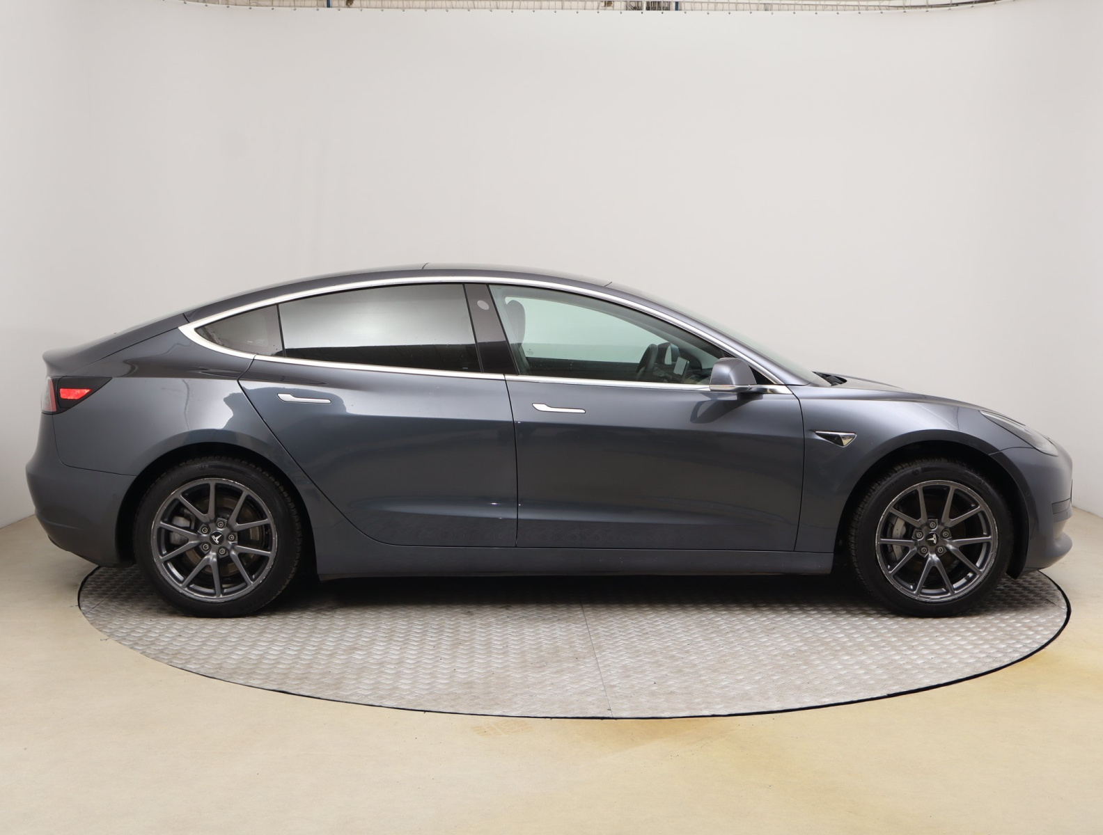 Tesla Model 3 Standard Range Plus – fotografie 8