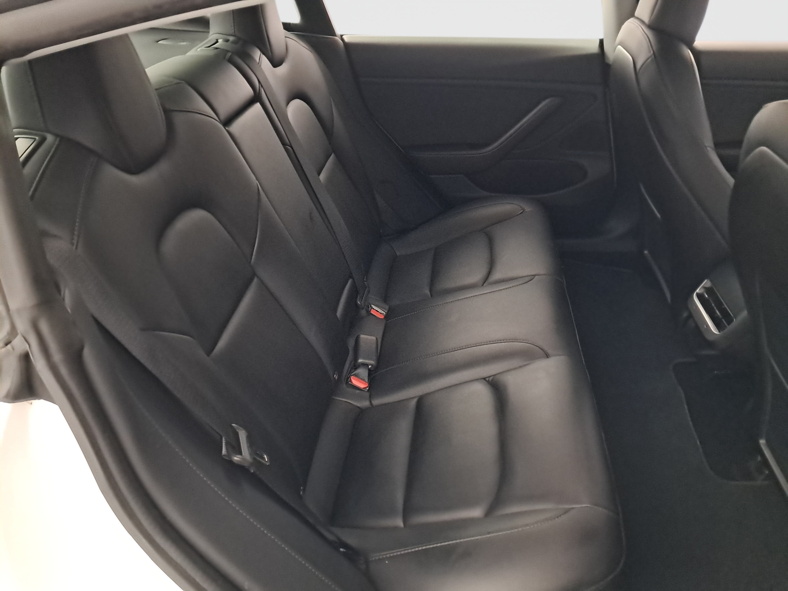 Tesla Model 3 Long Range AWD – fotografie 13