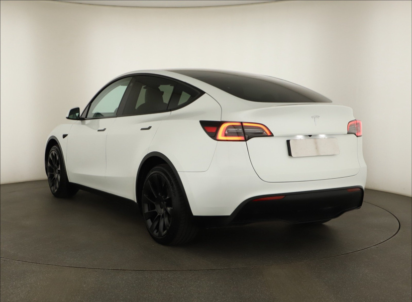 Tesla Model Y, 2024
