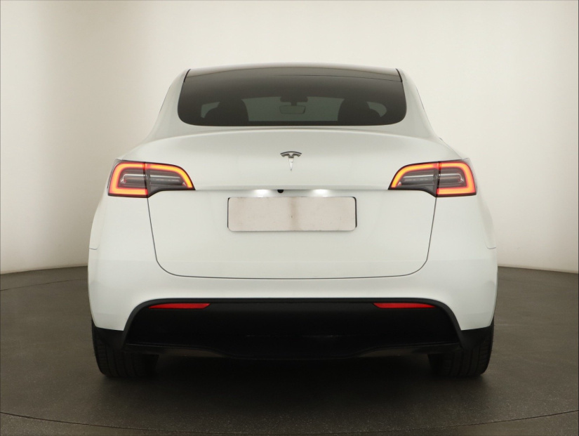 Tesla Model Y, 2024