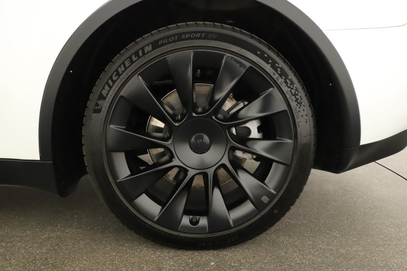 Tesla Model Y, 2024