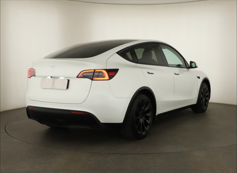 Tesla Model Y, 2024