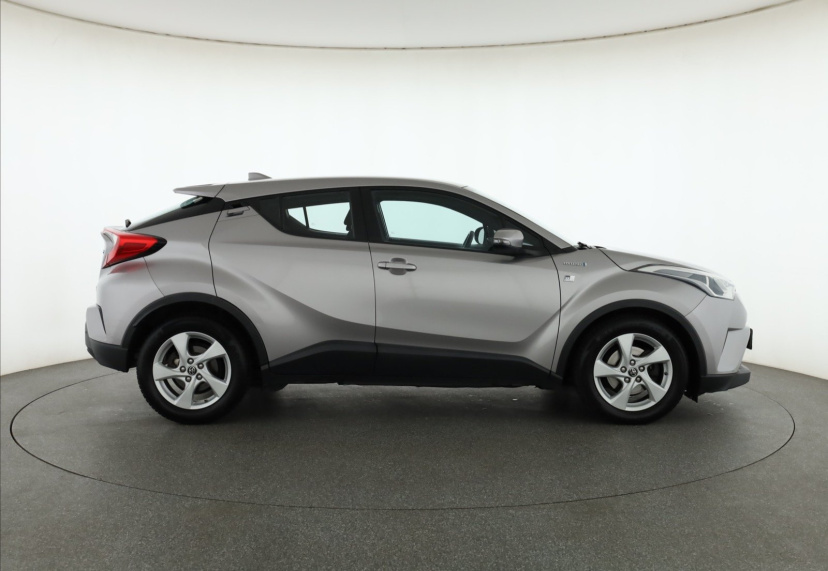 Toyota C-HR, 2017