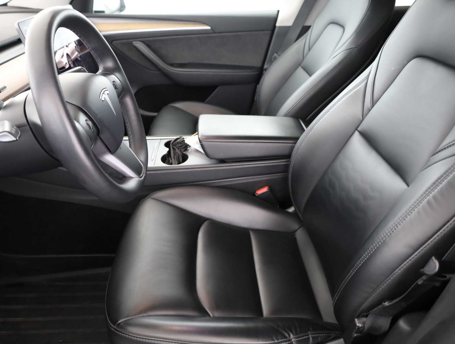 Tesla Model Y Long Range AWD – fotografie 13