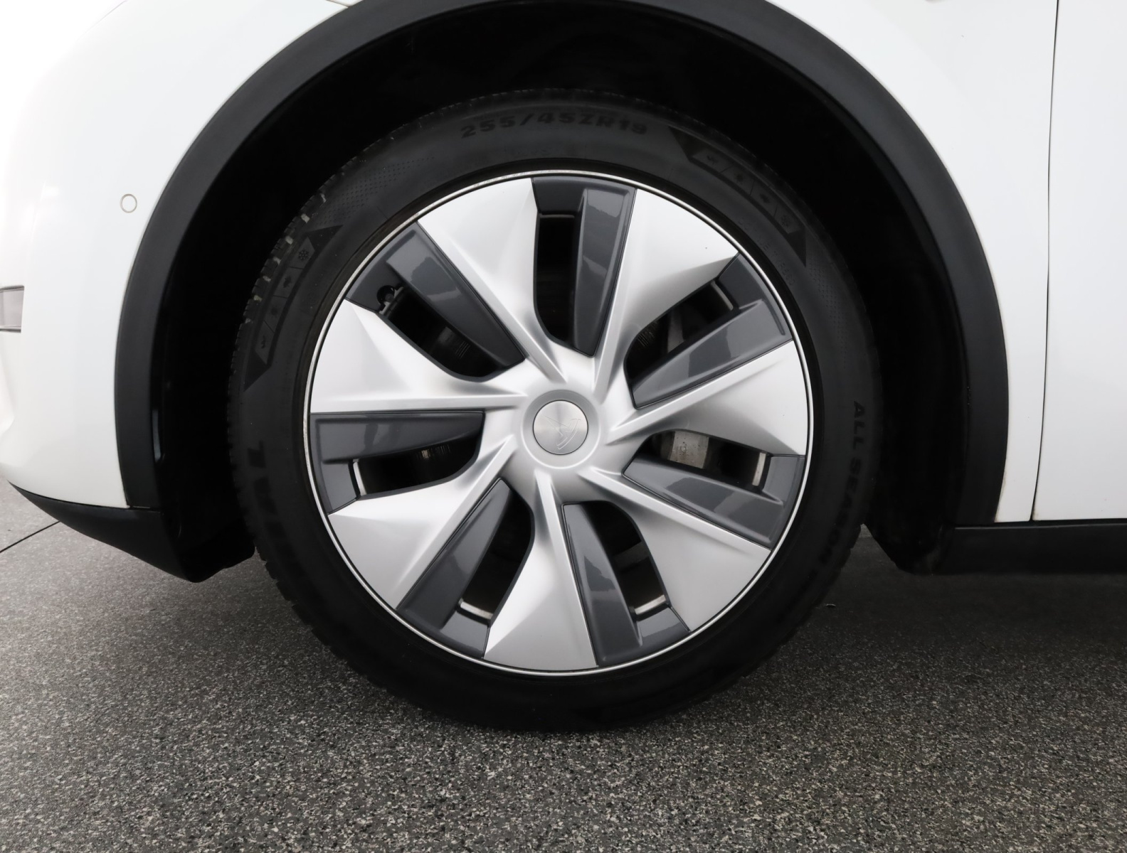 Tesla Model Y Long Range AWD – fotografie 25